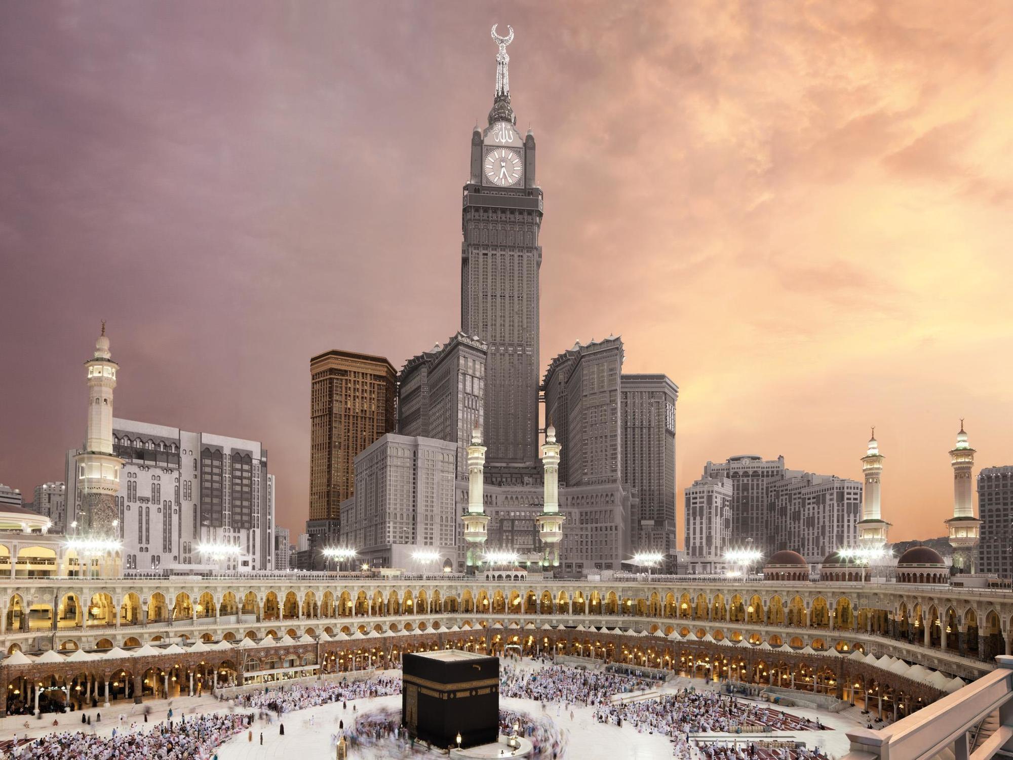 Swissotel Makkah La Meca Exterior foto The photo depicts the iconic Kaaba, located in Mecca, Saudi Arabia, surrounded by a large congregation of people performing the Hajj pilgrimage. In the background, there is a prominent clock tower building, which is part of the Abraj Al Bait complex.